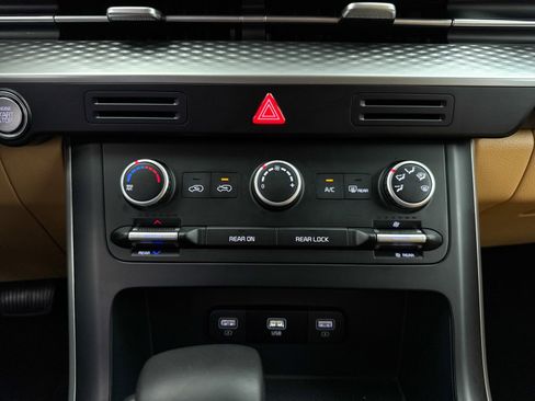 Used 2024 Kia Carnival LX image 24