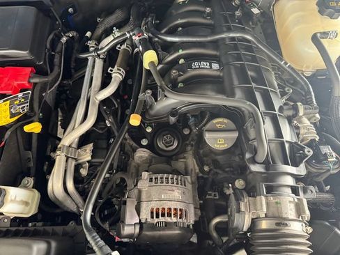 Used 2023 Jeep Gladiator Sport AWD/4WD image 7