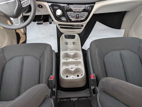 Used 2022 Chrysler Voyager LX FWD image 19