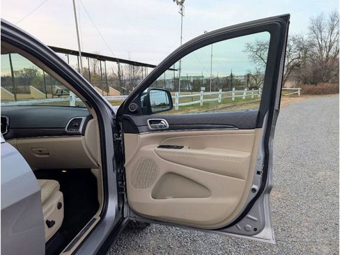 Used 2019 Jeep Grand Cherokee Limited image 11