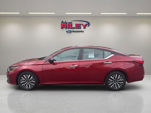 Used 2025 Nissan Altima 2.5 SV FWD image 2