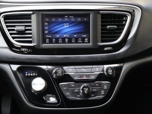 Used 2019 Chrysler Pacifica Touring Plus w/ S Appearance Package FWD image 13
