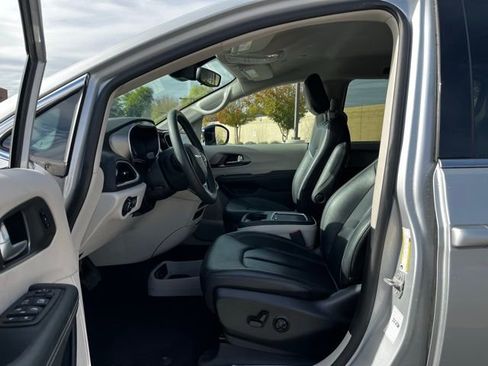 Used 2024 Chrysler Pacifica Touring-L image 18