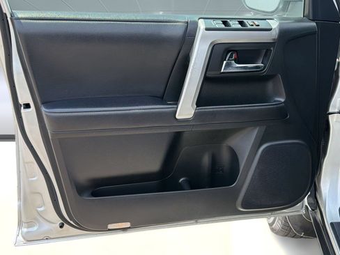 Used 2020 Toyota 4Runner SR5 AWD/4WD image 21