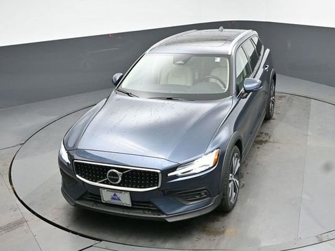 Used 2023 Volvo V60 B5 Cross Country Plus image 45