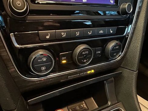 Used 2018 Volkswagen Passat 2.0T SE FWD image 12