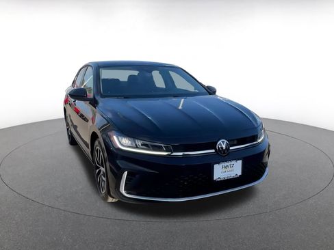 Used 2025 Volkswagen Jetta SE image 3