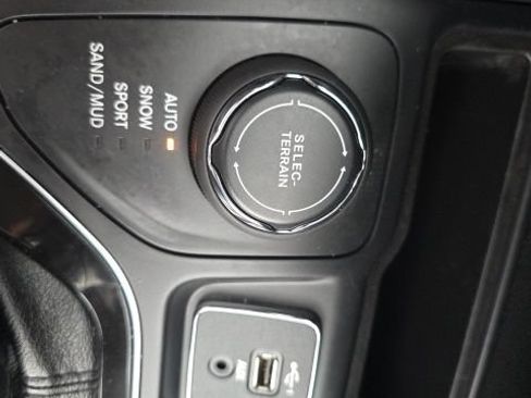 Used 2019 Jeep Cherokee Limited AWD/4WD image 20