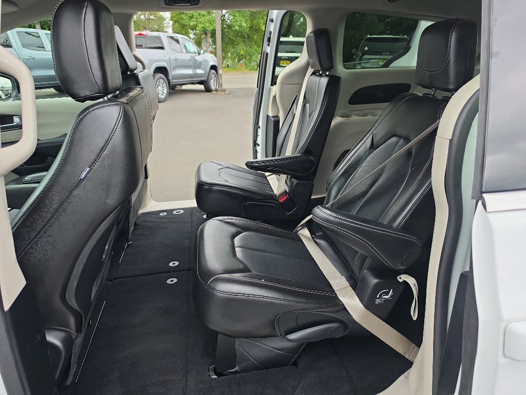 Used 2023 Chrysler Pacifica Touring-L FWD image 16