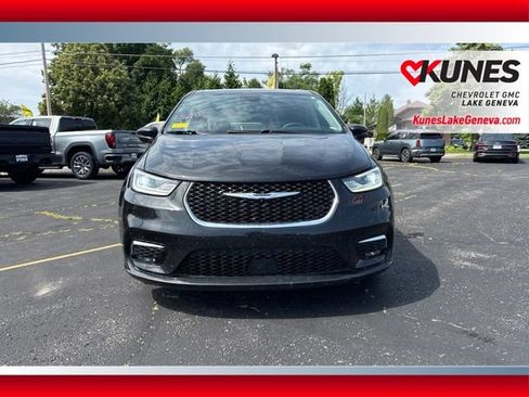 Used 2023 Chrysler Pacifica Touring-L FWD image 10