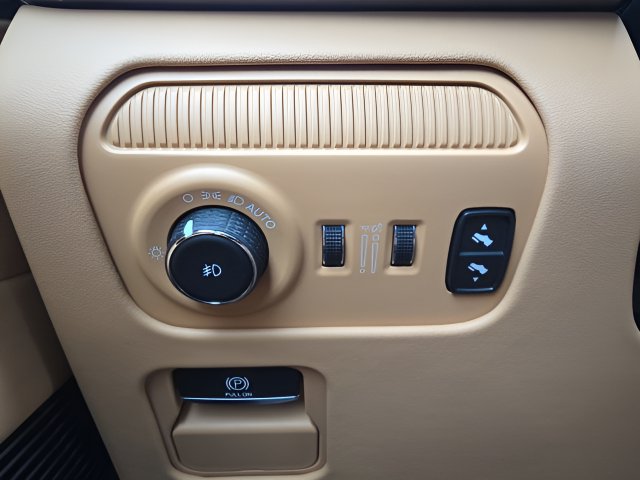 Used 2025 Jeep Grand Wagoneer L Series III w/ Rear Seat Video Group 1 AWD/4WD image 11