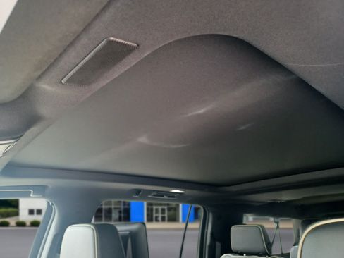 Used 2025 Chevrolet Suburban Premier AWD/4WD image 23