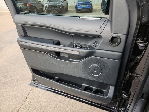 Used 2023 Ford Expedition XLT image 13