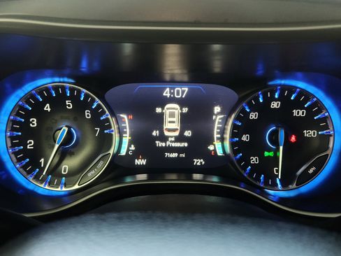 Used 2023 Chrysler Pacifica Touring-L image 18