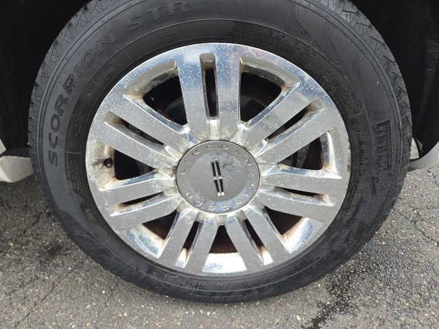 Used 2011 Lincoln Navigator 4WD image 9