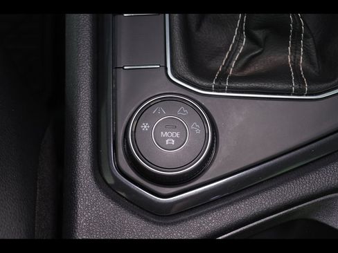 Used 2022 Volkswagen Tiguan SE AWD/4WD image 12