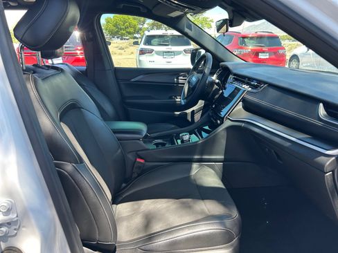 Used 2025 Jeep Grand Cherokee Altitude AWD/4WD image 19