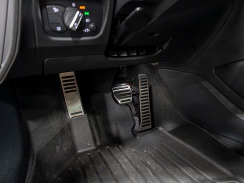 Used 2017 Audi R8 V10 plus w/ Full Leather Package image 99