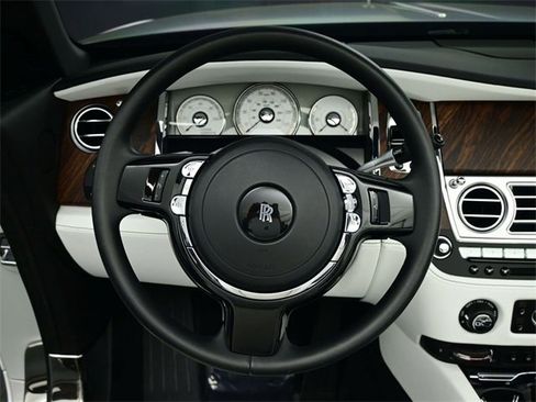 Used 2016 Rolls-Royce Dawn image 3