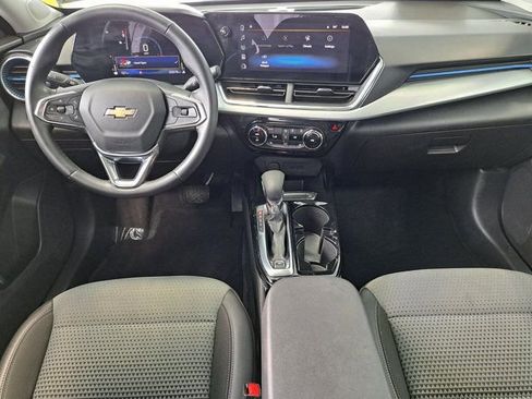 Used 2025 Chevrolet Trax LT w/ LT Convenience Package FWD image 24