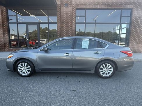 Used 2016 Nissan Altima 2.5 S w/ Power Driver Seat Package FWD image 3