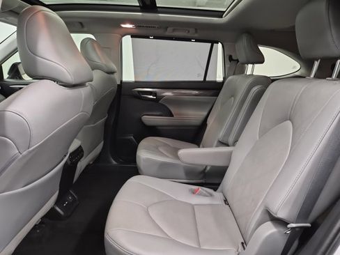Used 2021 Toyota Highlander Platinum image 17