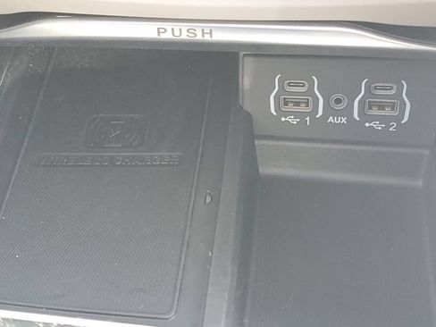 Used 2024 Chrysler Pacifica Limited AWD/4WD image 32
