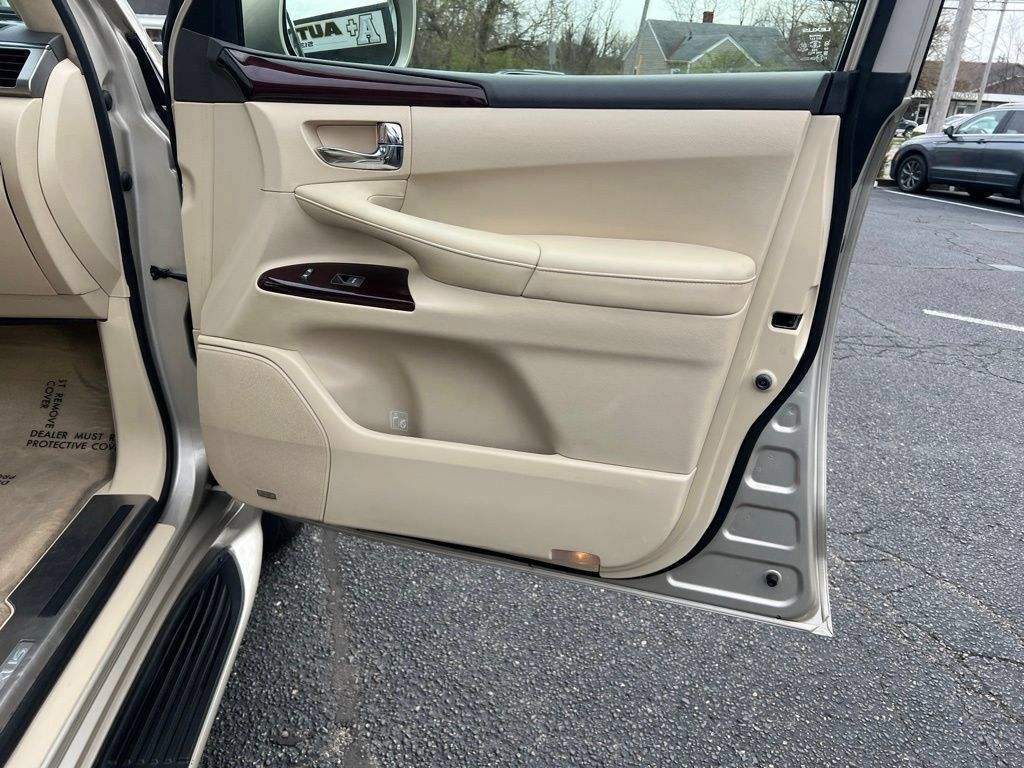Used 2013 Lexus LX 570 4WD w/ Luxury Pkg image 35