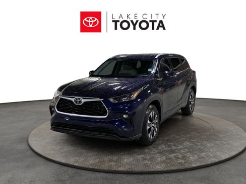 Used 2022 Toyota Highlander XLE FWD image 1