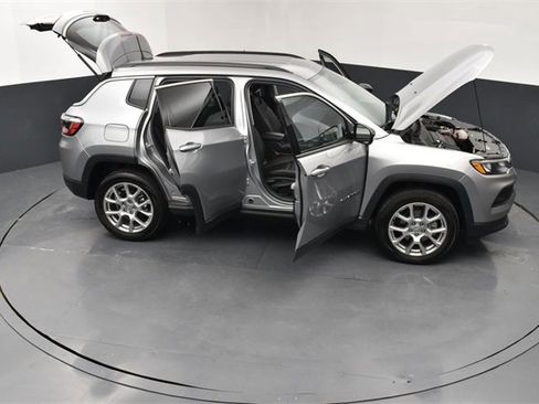 Used 2022 Jeep Compass Latitude image 30