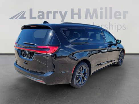 New 2025 Chrysler Pacifica Select w/ Fav Edition Package image 6