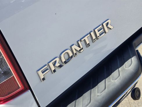 Used 2019 Nissan Frontier SL image 10