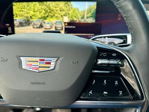 Used 2025 Cadillac Escalade ESV Luxury RWD image 18