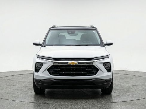 Used 2025 Chevrolet TrailBlazer LT FWD image 2