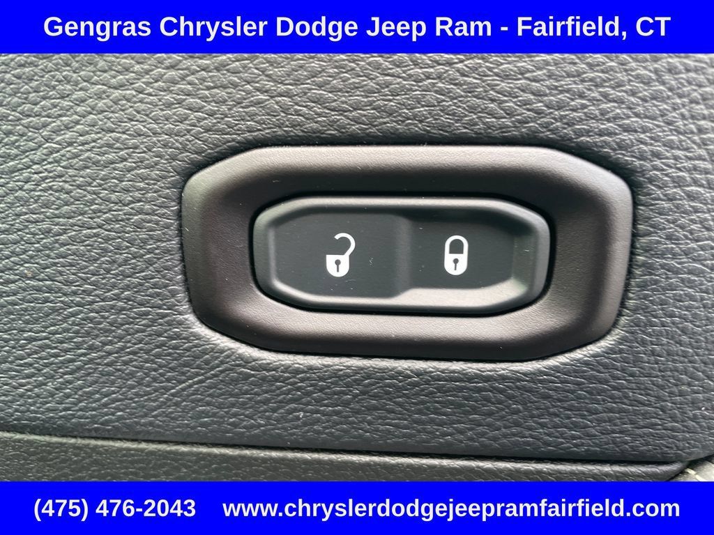 Used 2018 Jeep Wrangler Unlimited Sahara AWD/4WD image 18