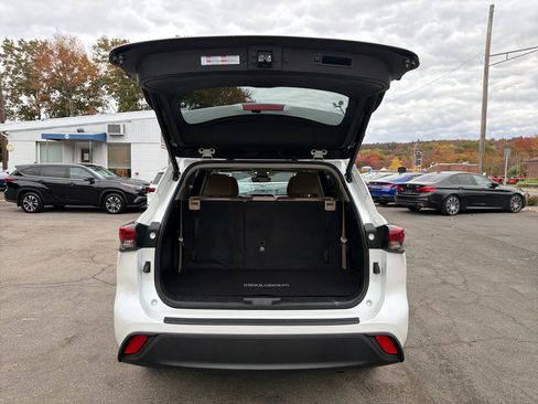 Used 2022 Toyota Highlander XLE image 11