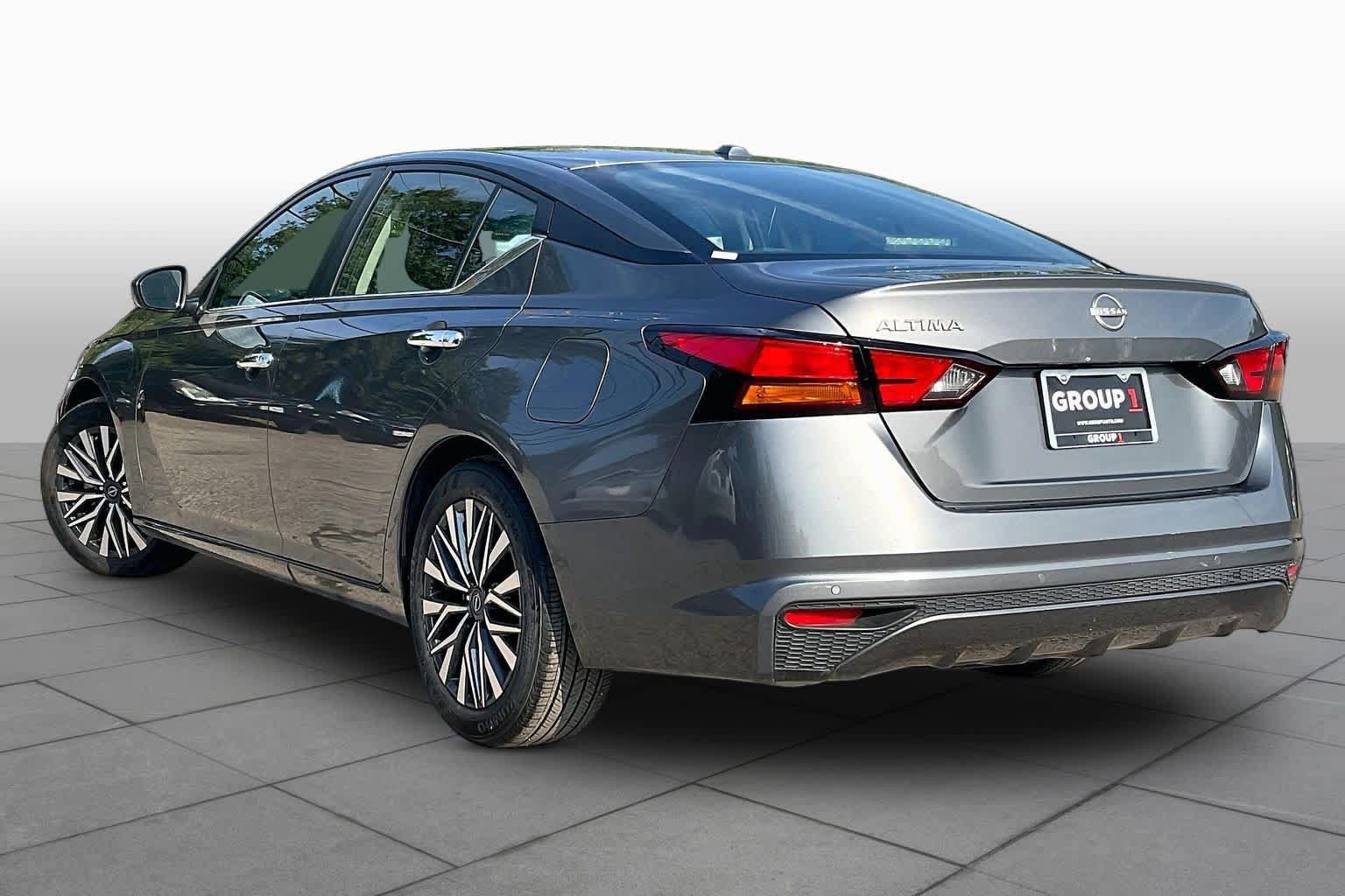 Used 2025 Nissan Altima 2.5 SV FWD image 12