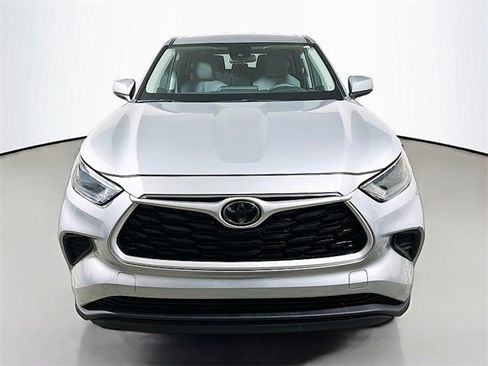 Used 2023 Toyota Highlander L image 2