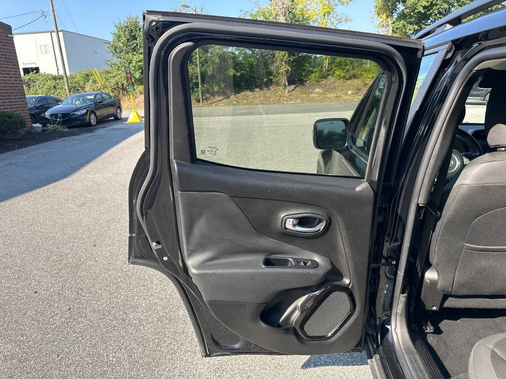 Used 2017 Jeep Renegade Altitude FWD image 13