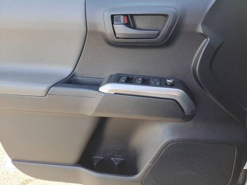 Used 2017 Toyota Tacoma SR5 image 15