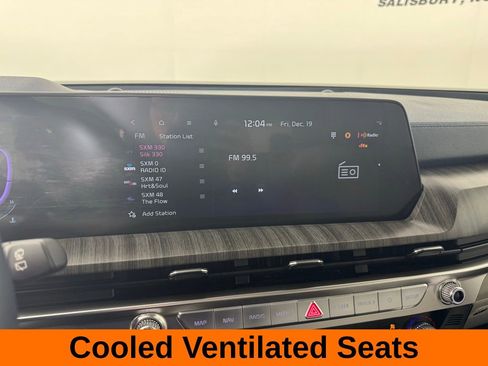 Used 2025 Kia Telluride EX w/ EX Captain's Chair Package image 15