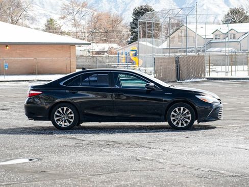 Used 2017 Toyota Camry XLE w/ Moonroof Package image 4