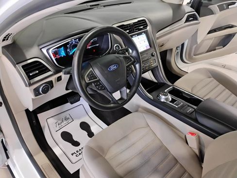 Used 2019 Ford Fusion SE FWD image 16