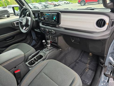 Used 2025 Jeep Wrangler Unlimited Sahara AWD/4WD image 30