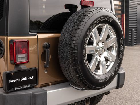 Used 2015 Jeep Wrangler Unlimited Sahara w/ Connectivity Group AWD/4WD image 10