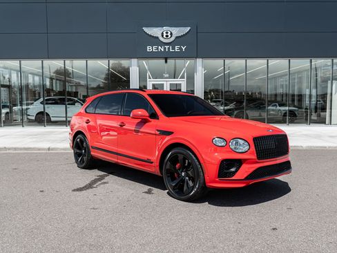 Used 2023 Bentley Bentayga Extended Wheelbase AWD/4WD image 18