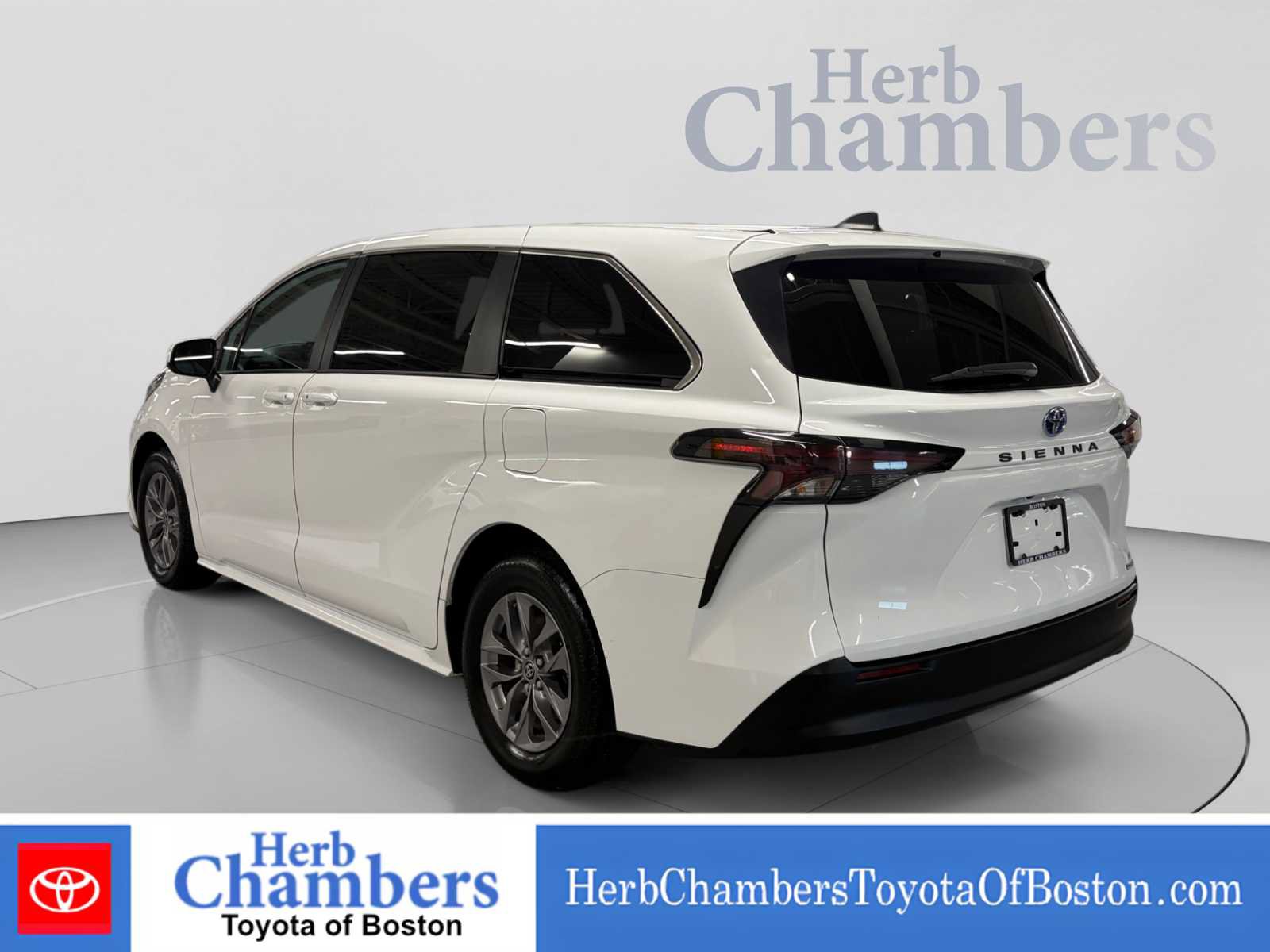 Used 2023 Toyota Sienna LE FWD image 3