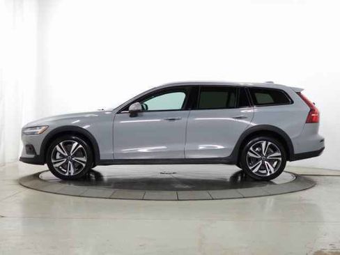 Used 2025 Volvo V60 B5 Cross Country Plus image 6