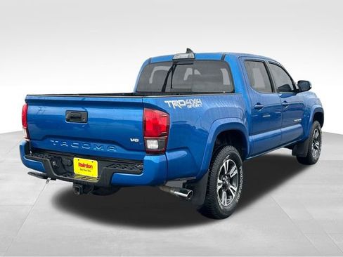 Used 2018 Toyota Tacoma TRD Sport image 8