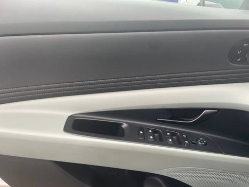 Used 2025 Hyundai Elantra Limited FWD image 26